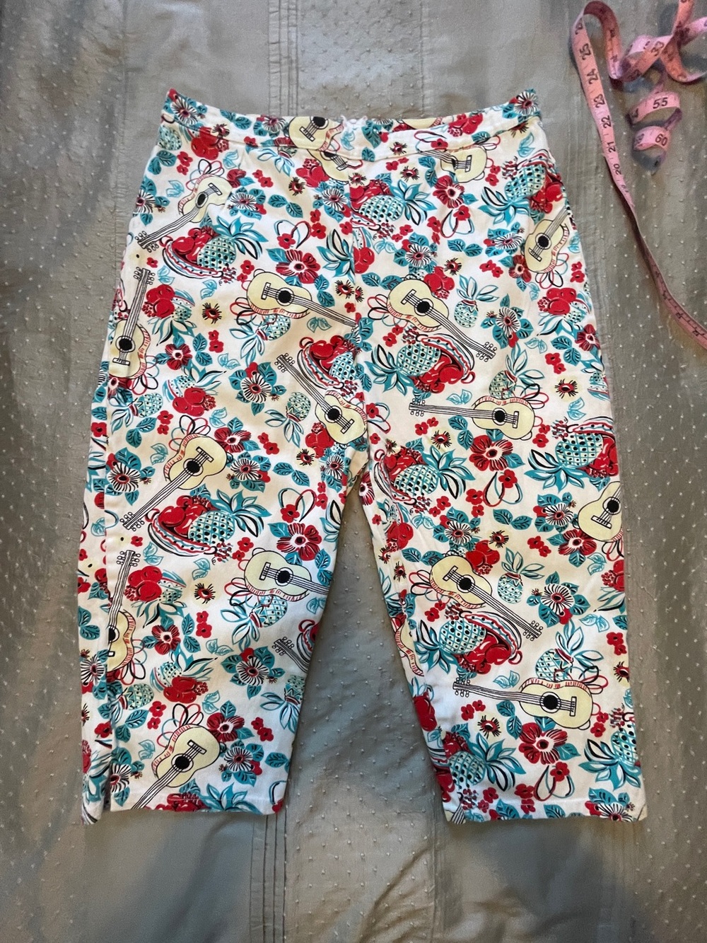 Bettie Page Guitar & Pineapple Print Capris - Queen of PinUps size L